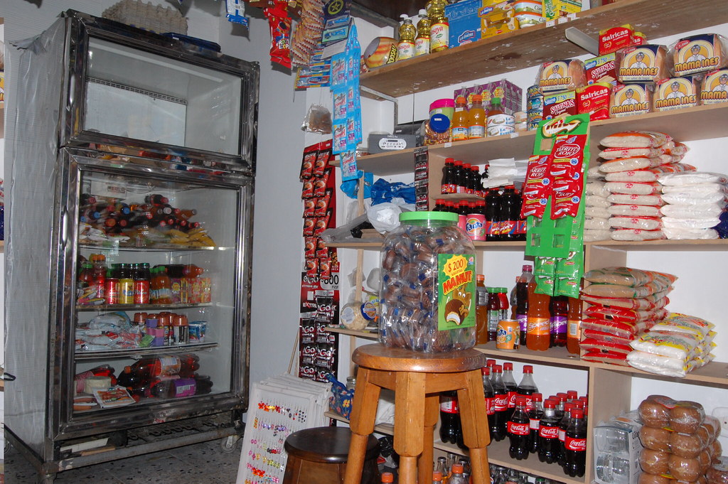 Tienda de barrio en Colombia con su nevera y sus estantes